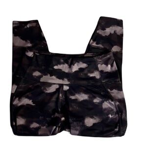 EUC! Women’s Bkack/Grey Camouflage Leggings Size XL
